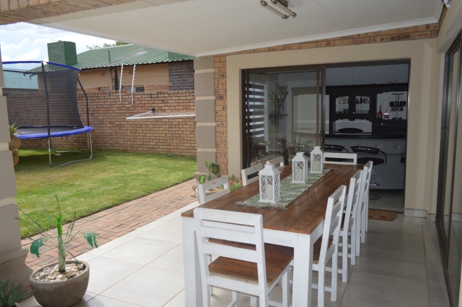 3 Bedroom Property for Sale in Flamwood North West